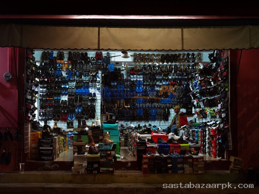 Embroidered Khussa (کڑھائی والا کھسہ) — Rawalpindi ke bazaar mein