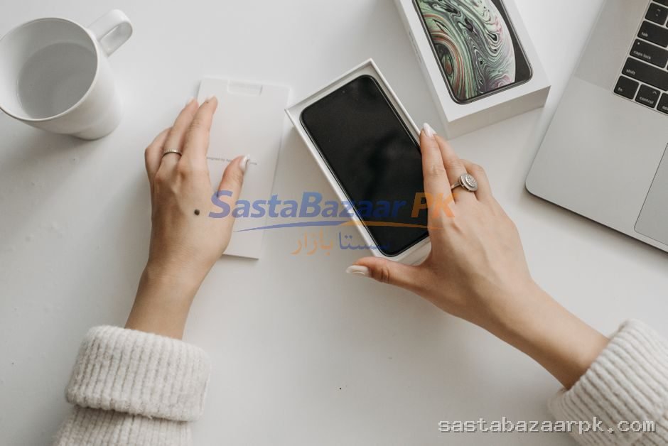 Fast Charger + Cable (فاسٹ چارجر) — Hyderabad ke bazaar mein
